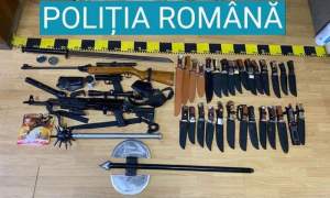 Două puști, muniție, o halebardă și zeci de cuțite, descoperite în urma unei percheziții domiciliare într-o comună din Bacău
