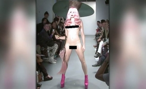 Prezentare de modă sau pornografie? Un model a șocat publicul apărând gol pușcă pe scenă (VIDEO)