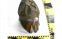 Coif corintic din bronz, vechi de 2.500 de ani, descoperit în locuința unui ieșean, în timpul unor percheziții ale Poliției