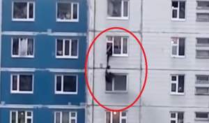 Momentul în care o tânără este salvată pe fereastră, după ce i-a luat foc casa (VIDEO)