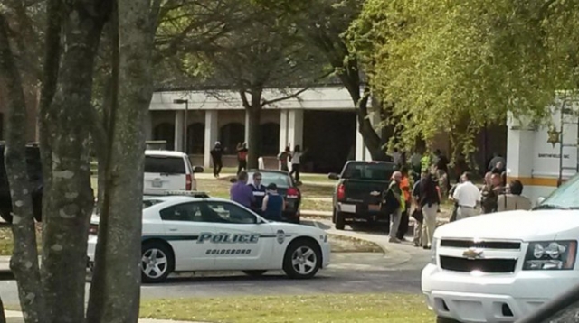 Atac armat într-o şcoală din Statele Unite, unde un adolescent a împuşcat doi elevi şi un profesor