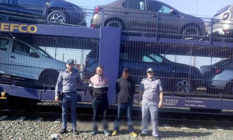 Tunisieni ascunși sub un vagon încărcat cu autoturismne Dacia Duster, depistați la Curtici