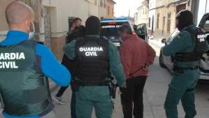 Doi români au furat pistoalele și uniformele unor polițiști spanioli, ca să se răzbune după ce au fost prinși noaptea, pe stradă, încălcând restricțiile