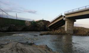 Pod peste râul Putna prăbușit în urma precipitațiilor