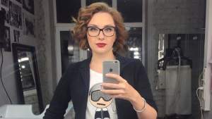 Jurnalistă de la cel mai popular post de radio din Rusia, înjunghiată în gât chiar în redacție