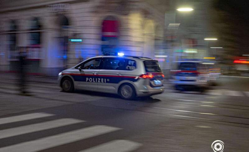 Un român de 14 ani a provocat haos în Austria după ce a furat mașina unui polițist: cinci răniți și trei vehicule distruse