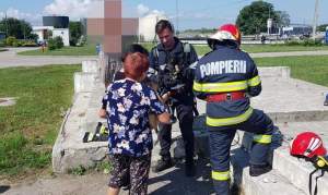 Misiune specială: cățeluș căzut într-un canal adânc de șase metri, salvat de pompierii din Maramureș (VIDEO)