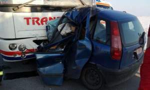 Șofer mort după ce a intrat cu mașina într-un autocar cu 50 de persoane