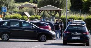 O fetiță de un an, din Roma, a fost găsită moartă într-o mașină, după ce tatăl ei a uitat să o lase la creșă