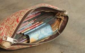 Un polițist a găsit o geantă cu 15.000 de euro într-un centru comercial din Pitești