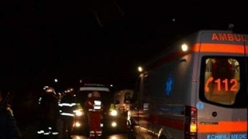 Trei muncitori din Prahova au ajuns la spital după ce microbuzul în care se aflau a intrat într-un gard (VIDEO)