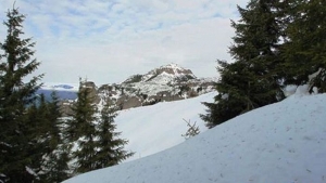 Zăpada a închis traseele montane din Neamț. Stratul de omăt ajunge la un metru