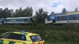 Două trenuri de pasageri s-au ciocnit în Cehia: 2 oameni au murit, 7 sunt în stare critică și alți 31 sunt răniți