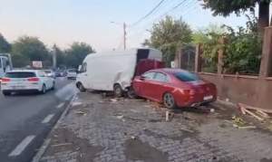 Patru persoane transportate la spital după ce un șofer beat a lovit două mașini într-o parcare de la marginea Iașului