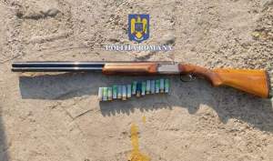 Armă letală de vânătoare deținută ilegal, descoperită în urma unor percheziții în județul Galați