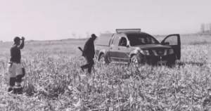 Un vânător din Vrancea a vrut să calce cu mașina localnicii veniți să strângă porumbul (VIDEO)