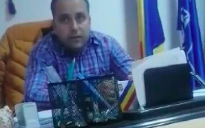 Primar din Gorj, filmat în birou vorbind despre o şpagă de 1.500 de euro (VIDEO)