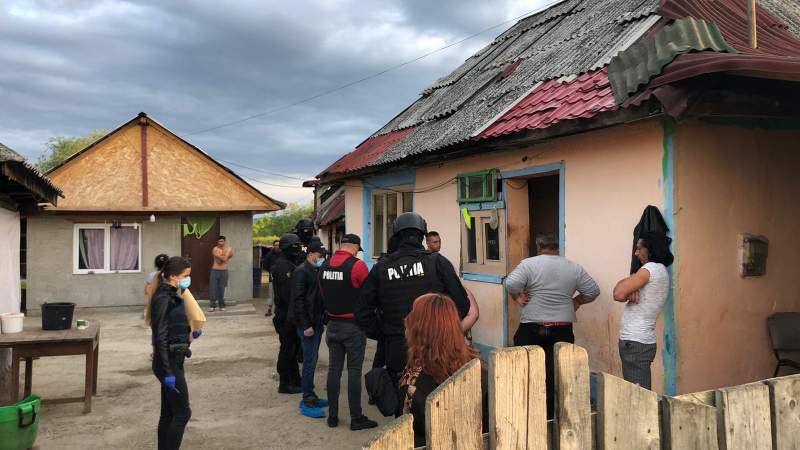 Bărbați răpiți și exploatați ca sclavi de o familie din Maramureș: cinci victime, salvate în urma perchezițiilor