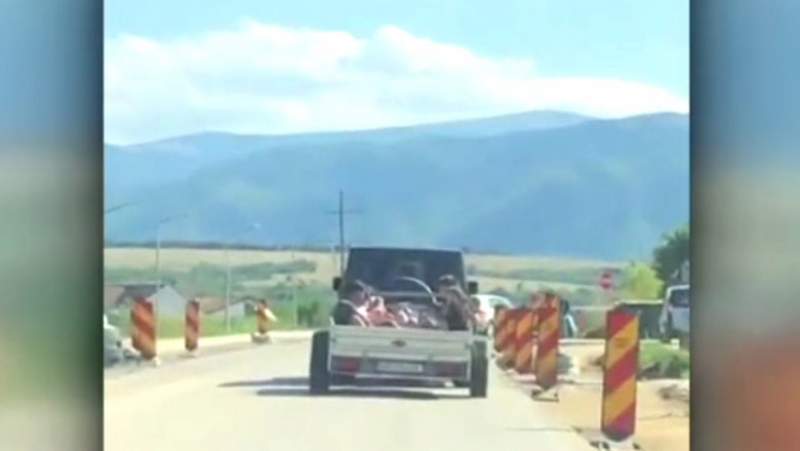 Inconștient! Șofer căutat de polițiști după ce a fost filmat în timp ce transporta mai mulți copii într-o remorcă (VIDEO)