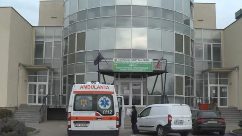 Un pacient de la Spitalul Județean Arad a sărit pe geam de la ATI, cu masca de oxigen pe față
