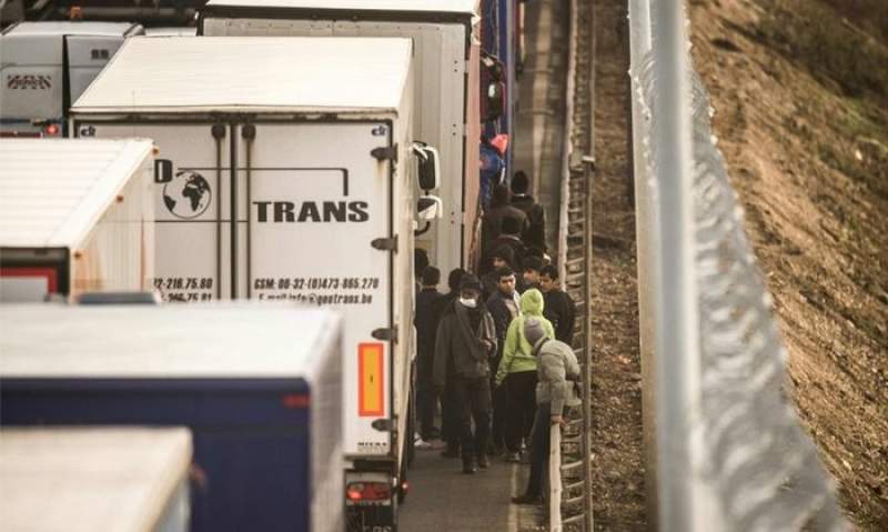 Șoferi români, arestați în Franța după ce în camionul lor au fost descoperiți opt migranți