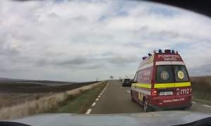 Momentul în care un șofer din Botoșani provoacă un accident pe DN29, în timp ce încearcă să depășească o ambulanță SMURD (VIDEO)