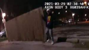 Imagini șocante cu un adolescent de 13 ani împușcat de poliția din Chicago (VIDEO)