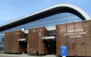 Inspectorii DSP de pe Aeroportul Suceava, păziți de jandarmi pentru că sunt scuipați de călători