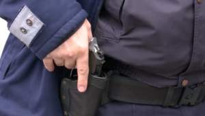 Arma unui polițist s-a descărcat în apropierea unei secții de votare