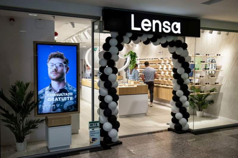Lensa, cel mai apreciat magazin de optică din România, a deschis un showroom în Iulius Mall Iaşi