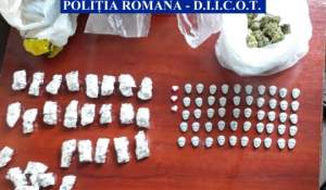 Percheziții la o grupare de traficanți de droguri din București: patru persoane, reținute