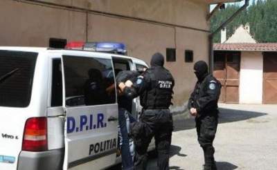 Percheziții în judeţele Arad, Timiş şi Bihor într-un dosar de contrabandă cu ţigări: 5 bărbaţi au fost arestaţi