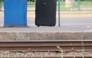 Valiză suspectă într-o stație de tramvai din Arad: specialiști SRI și o echipă de pirotehniști au sosit la fața locului