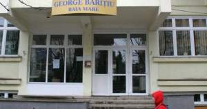 Elev de clasa a IX-a acuzat că a bătut o profesoară din Baia Mare: femeia are trei coaste rupte și o fractură de stern