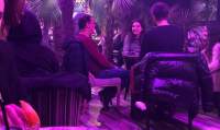 Club sub protecția primarului: zeci de clienți beau și fumează înăuntru la Cafenea Piața Unirii. Discriminare și corupție (VIDEO)