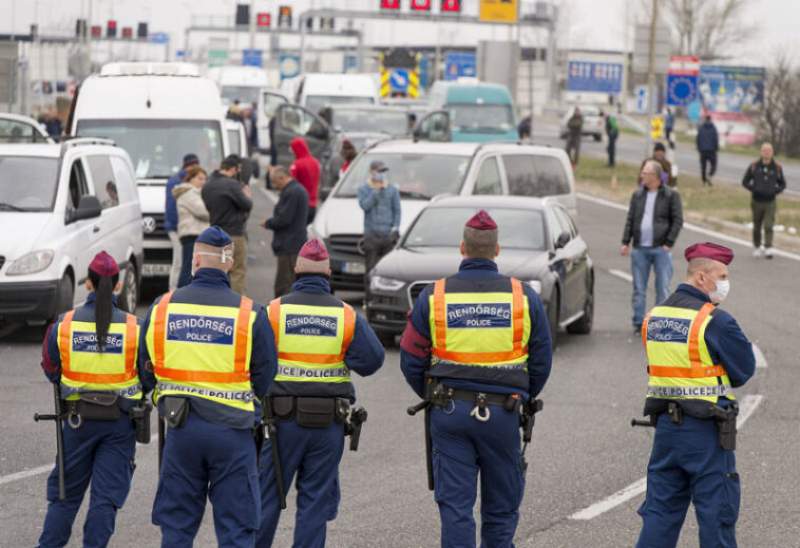 17 polițiști maghiari de la frontiera cu România au fost reținuți aub acuzația de luare de mită în formă calificată
