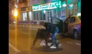 Taximetrist din Tulcea, bătut crunt de clienți în plină stradă. Agresorii l-au lăsat inconștient pe șofer și au fugit (VIDEO)