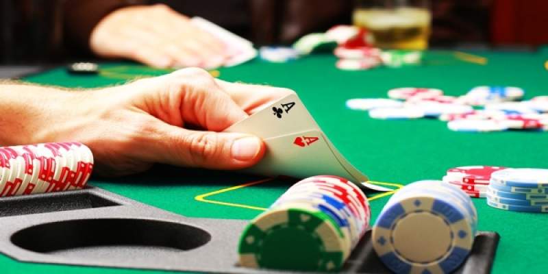 Amenzi de peste 71.000 de lei pentru 15 bărbați care jucau poker într-o locuință din Capitală: unul dintre ei trebuia să stea în carantină la domiciliu