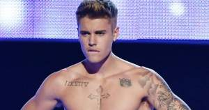 Rămâi interzis! Justin Bieber îl umple de sânge pe un fan. Anul viitor vine și în România (VIDEO)