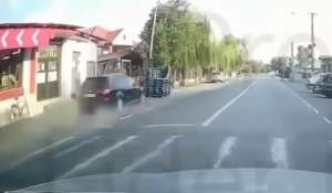 Momentul în care doi pietoni evită la limită să fie spulberați de o mașină condusă de un șofer drogat și fără permis (VIDEO)