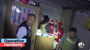 Au venit „colindătorii”! Moș Crăciun și spiridușii săi au descins la locuința unor traficanți de droguri din Peru: Crăciunița a spart ușa (VIDEO)