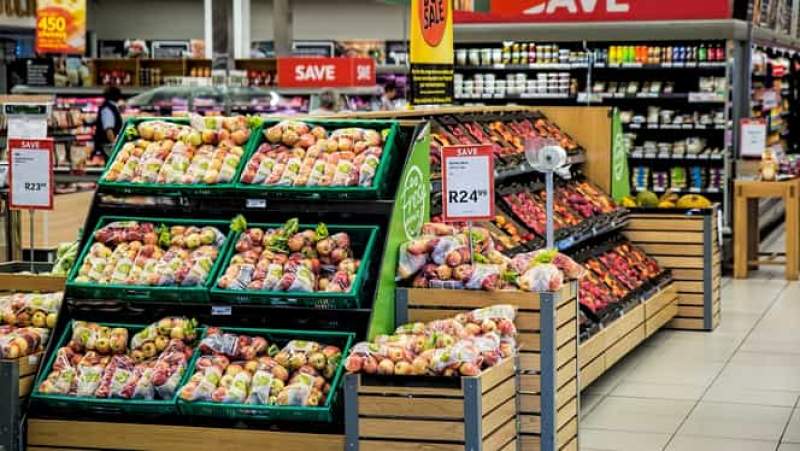 Alimentele care s-au scumpit cel mai mult în luna martie: salamul, roșiile, laptele și merele sunt în top