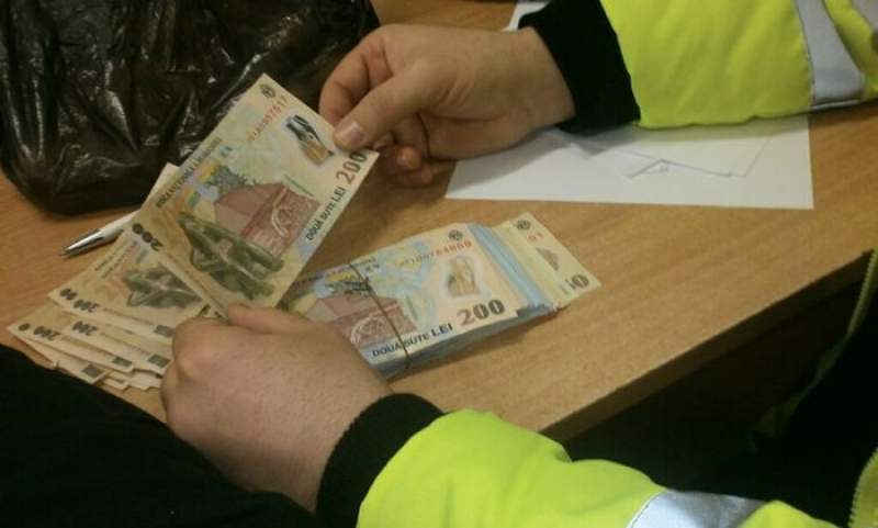 Un pășcănean cinstit: a găsit un teanc de bani pe stradă și s-a dus țintă la Poliție cu ei
