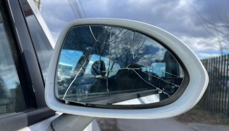 Individ din Ploiești, ridicat de Poliție după ce a distrus zeci de oglinzi ale mașinilor parcate
