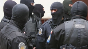 Luați ca din oală! 28 de polițiști basarabeni, arestați în timpul unei ședințe