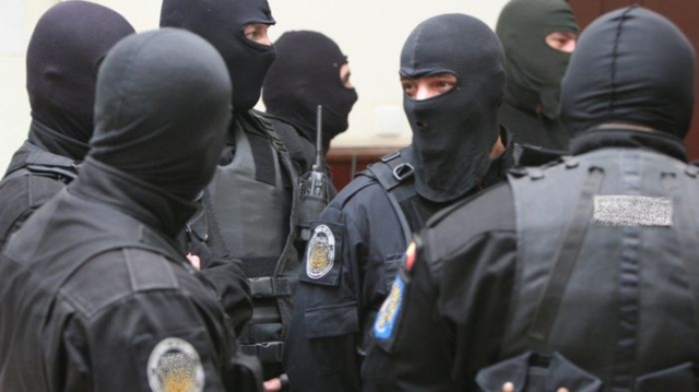 Luați ca din oală! 28 de polițiști basarabeni, arestați în timpul unei ședințe