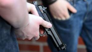 Șofer amenințat cu pistolul în stația Petrom din Podu de Piatră