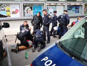 Un român a încercat să muşte un poliţist austriac în timpul arestării