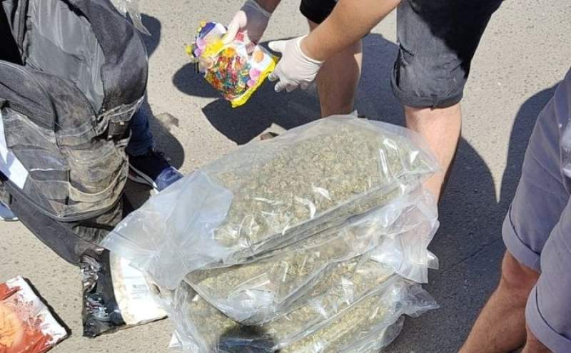 Traficanți de droguri din Capitală, prinși în flagrant cu 7 kg de cannabis primite în colete din Spania