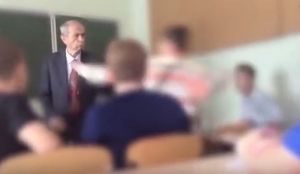 VIDEO. Elevul îl ia la pumni pe profesorul care i-a smuls căștile de pe urechi. Reacția clasei este incredibilă